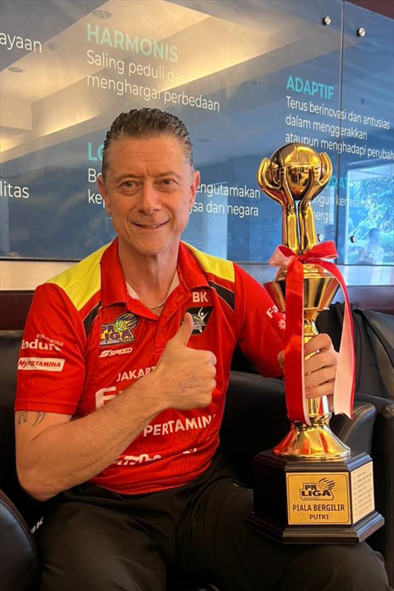 Voleybolda Türk başantrenör Bülent Karslıoğlu'nun Endonezya'da şampiyonluk sevinci