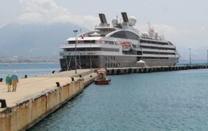 ANTALYA (AA) – Fransa bayraklı "L'austral" adlı kruvaziyer, 187 yolcusuyla