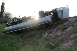 YOZGAT (AA) – Yozgat'ta soya yağı yüklü tırın devrilmesi sonucu