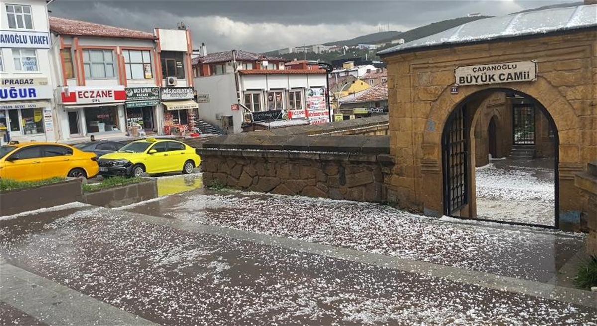 Yozgat'ta dolu ve sağanak etkili oldu
