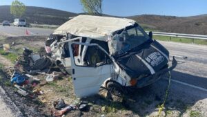 YOZGAT (AA) – Yozgat'ın Akdağmadeni ilçesinde minibüsün refüje devrilmesi sonucu