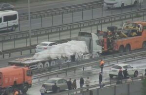 İSTANBUL (AA) – Zeytinburnu'nda tırın dorsesindeki toz alçının yola dökülmesi