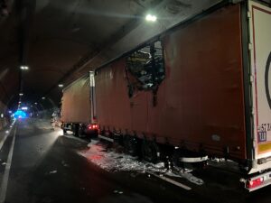 GÜMÜŞHANE (AA) – Gümüşhane'de Zigana Tüneli'nde alev alan tır, itfaiye