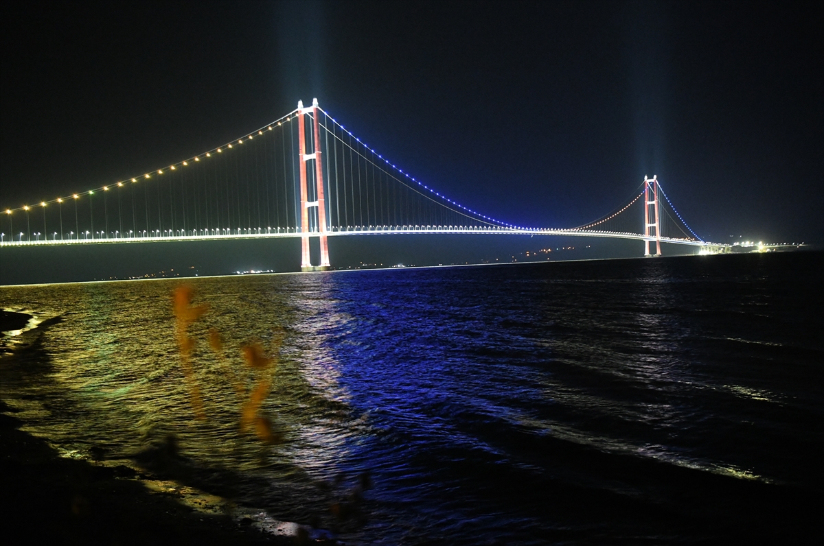 Fenerbahçe Beko'nun bayrakları, 1915 Çanakkale ve Osmangazi Köprüsüne asıldı