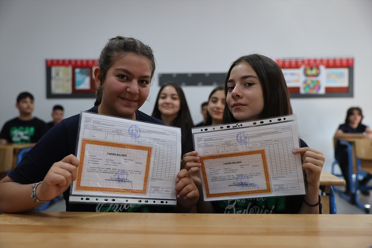 Adalet Bakanı Tunç, Kayseri'de öğrencilere karne dağıttı