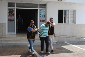 ADANA (AA) – Adana'nın Yüreğir ilçesinde 7 otomobilin lastik, cam