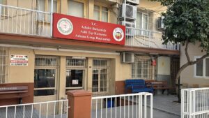 ADANA (AA) – Adana'nın merkez Sarıçam ilçesinde ağaca çarpan motosikletin