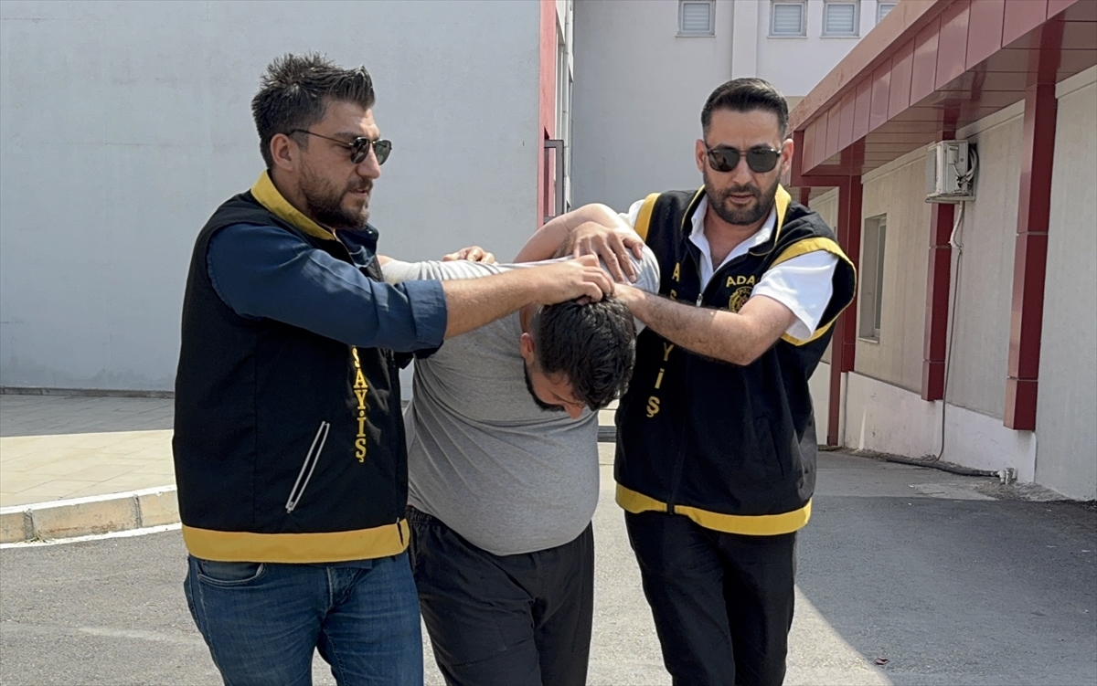Adana'da annesini bıçakla öldüren şüphelinin olay yerine gelişi kamerada