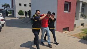 ADANA (AA) – Adana'nın merkez Yüreğir ilçesinde apartman dairesinden 20