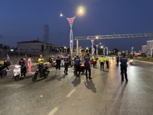 ADANA (AA) – Adana'da trafik polislerince gerçekleştirilen denetimlerde 16 motosiklet