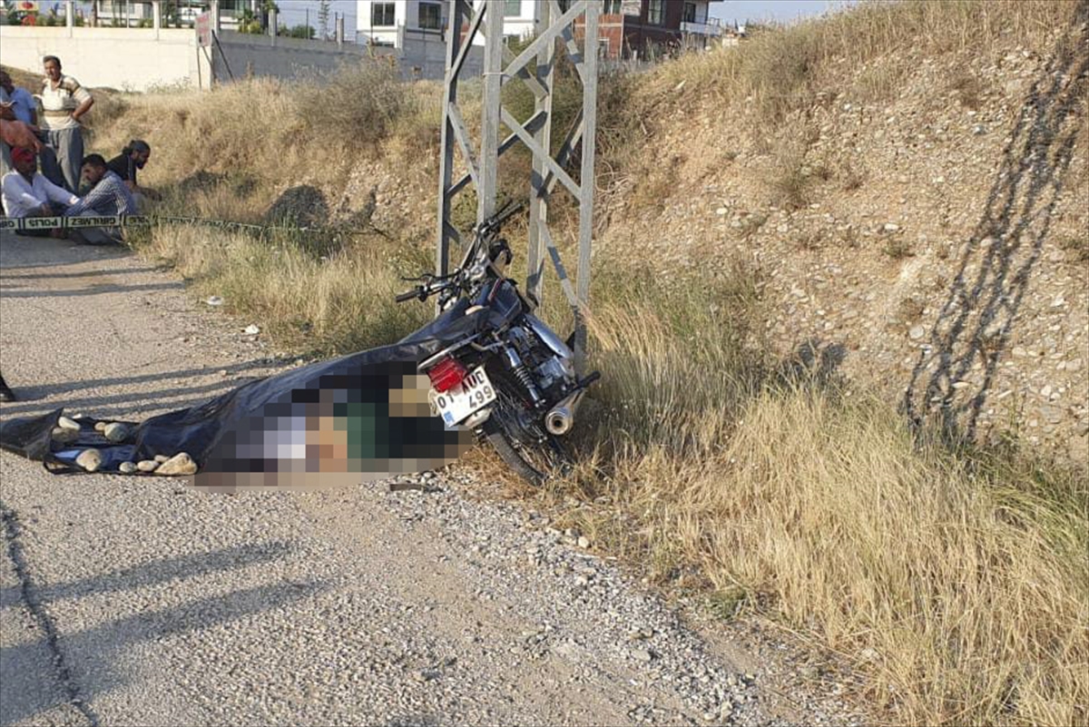 Adana'da elektrik direğine çarpan motosikletin sürücüsü öldü