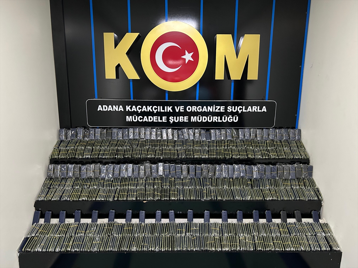 Adana'da kaçak cep telefonları ve güneş gözlükleri ele geçirildi