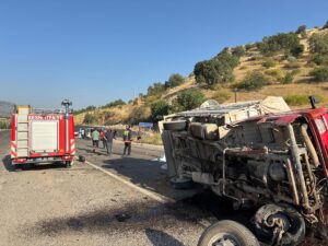 ADIYAMAN (AA) – Adıyaman'ın Besni ilçesinde otomobil ile kamyonetin çarpışması