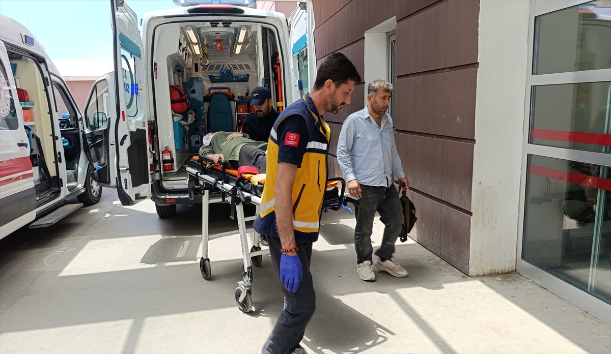 Adıyaman'da şarampole devrilen otomobildeki 8 kişi yaralandı