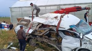 AFYONKARAHİSAR (AA) – Afyonkarahisar'ın Sandıklı ilçesinde hemzemin geçitte trenin çarptığı