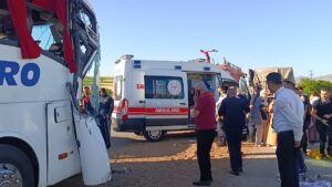 AFYONKARAHİSAR (AA) – Afyonkarahisar'ın Sandıklı ilçesinde yolcu otobüsünün yem yüklü