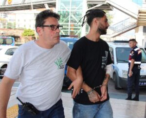 ANTALYA (AA) – Antalya'nın Alanya ilçesinde tartıştığı kişiyi kırık cam