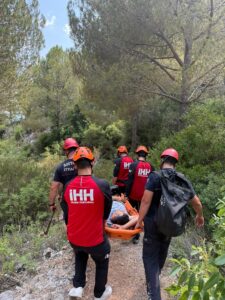 ANTALYA(AA) – Antalya'nın Alanya ilçesinde kalkış sırasında kayalık alana düşen