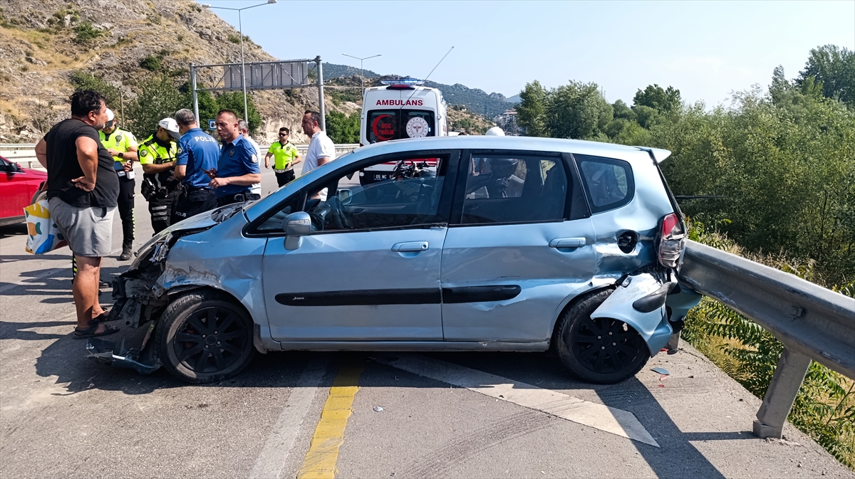 Amasya'da bariyere çarpan otomobildeki 4 kişi yaralandı