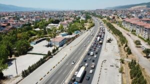 KOCAELİ (AA) – Anadolu Otoyolu'nun Kocaeli kesiminde yolcu otobüsüyle tırın