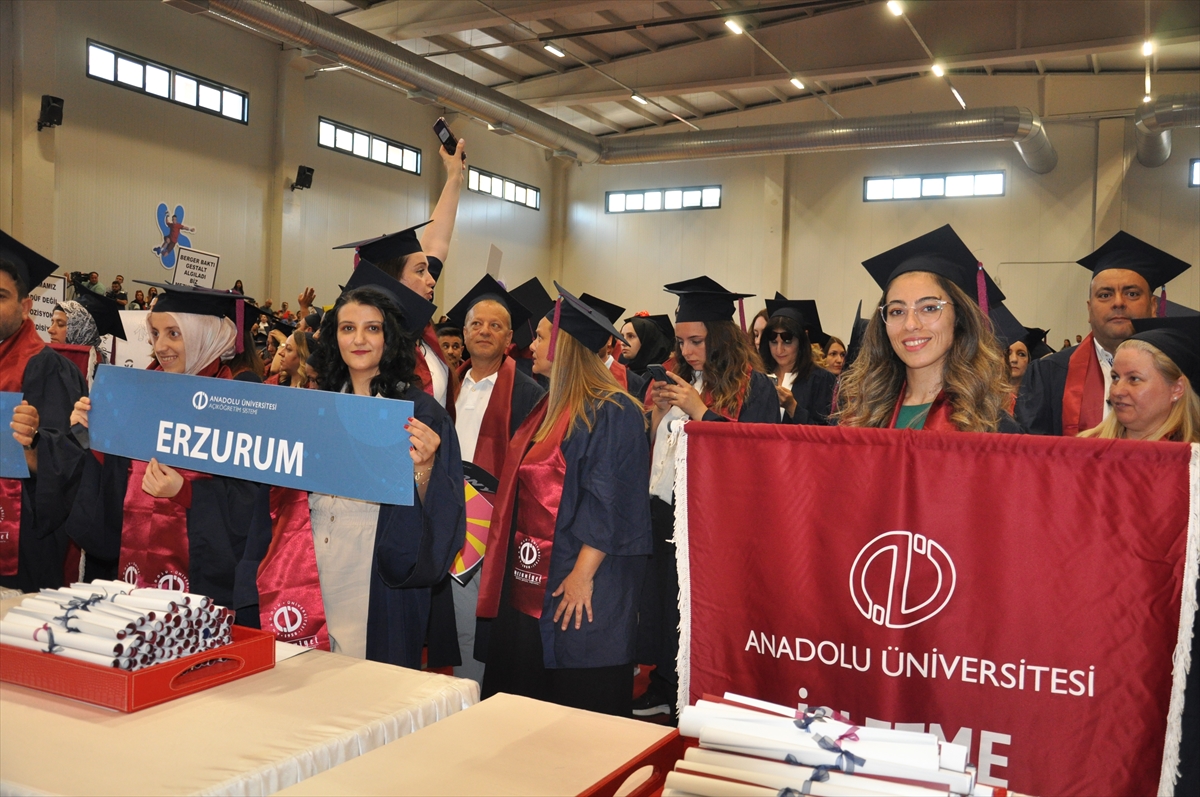 Anadolu Üniversitesinde 7'den 77'ye mezunlar için tören düzenlendi