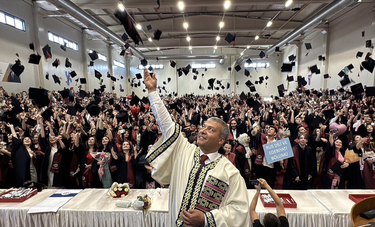 Anadolu Üniversitesinde lisans programlarının mezuniyet törenleri başladı