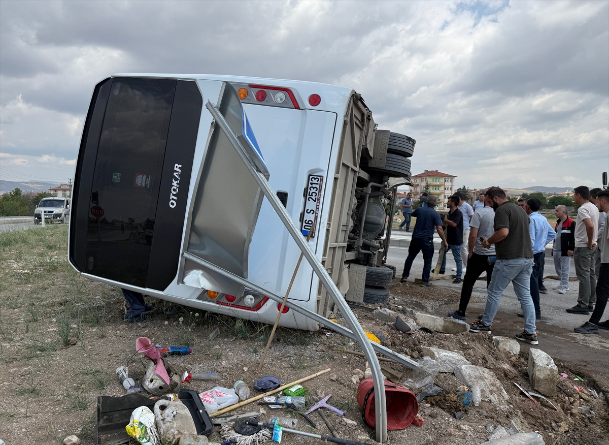 Ankara'da kamyonet ile minibüsün çarpışması sonucu 3 kişi yaralandı