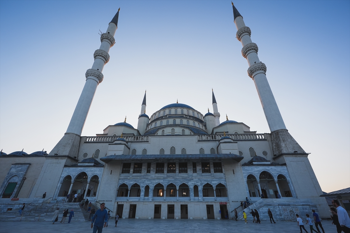 Başkentte bayram namazı kılındı