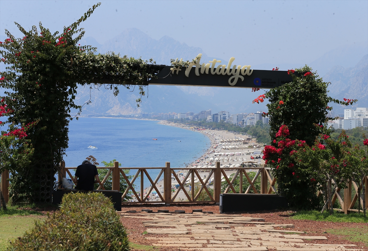 Antalya sahillerinde arife günü yoğunluğu yaşanıyor
