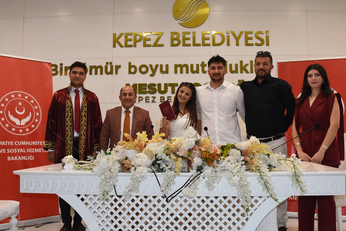 Antalya'da “Evlenecek Gençlerin Desteklenmesi Projesi”nden yararlanan iki çiftin nikahı kıyıldı