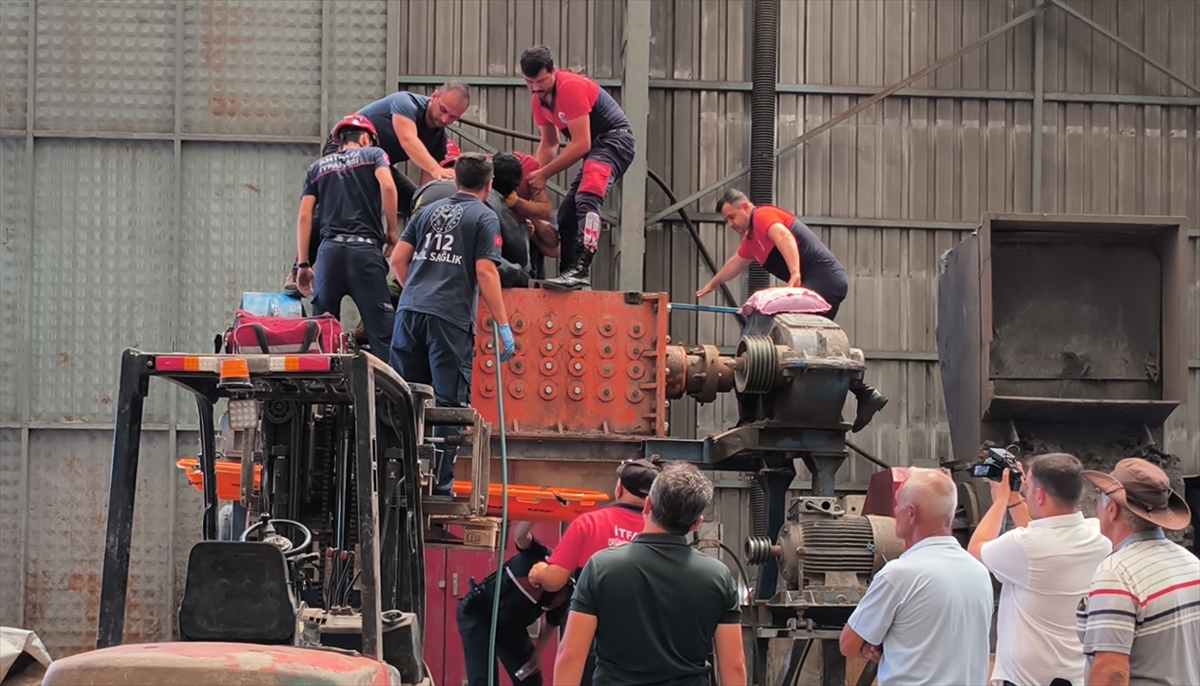 Antalya'da geri dönüşüm tesisinde bacaklarını atıkların öğütüldüğü makineye kaptıran işçi yaralandı