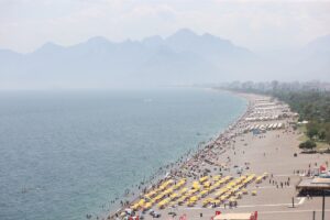 ANTALYA (AA) – Antalya'da Kurban Bayramı'nın üçüncü gününde sahillere gelen