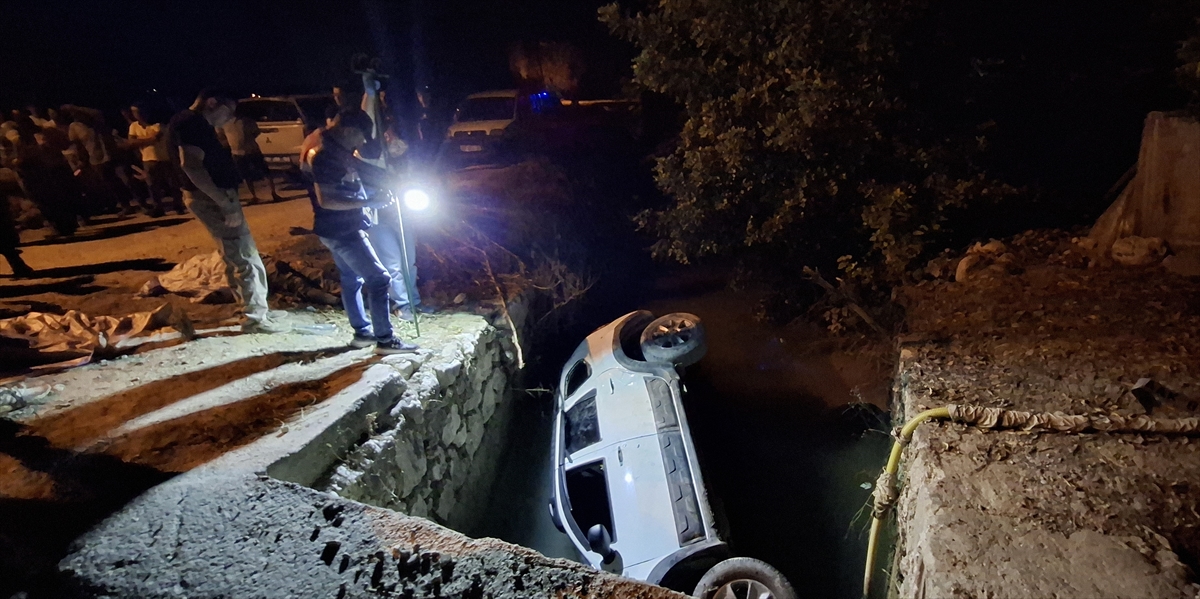 Antalya'da sulama kanalına devrilen otomobildeki 2 kişi öldü