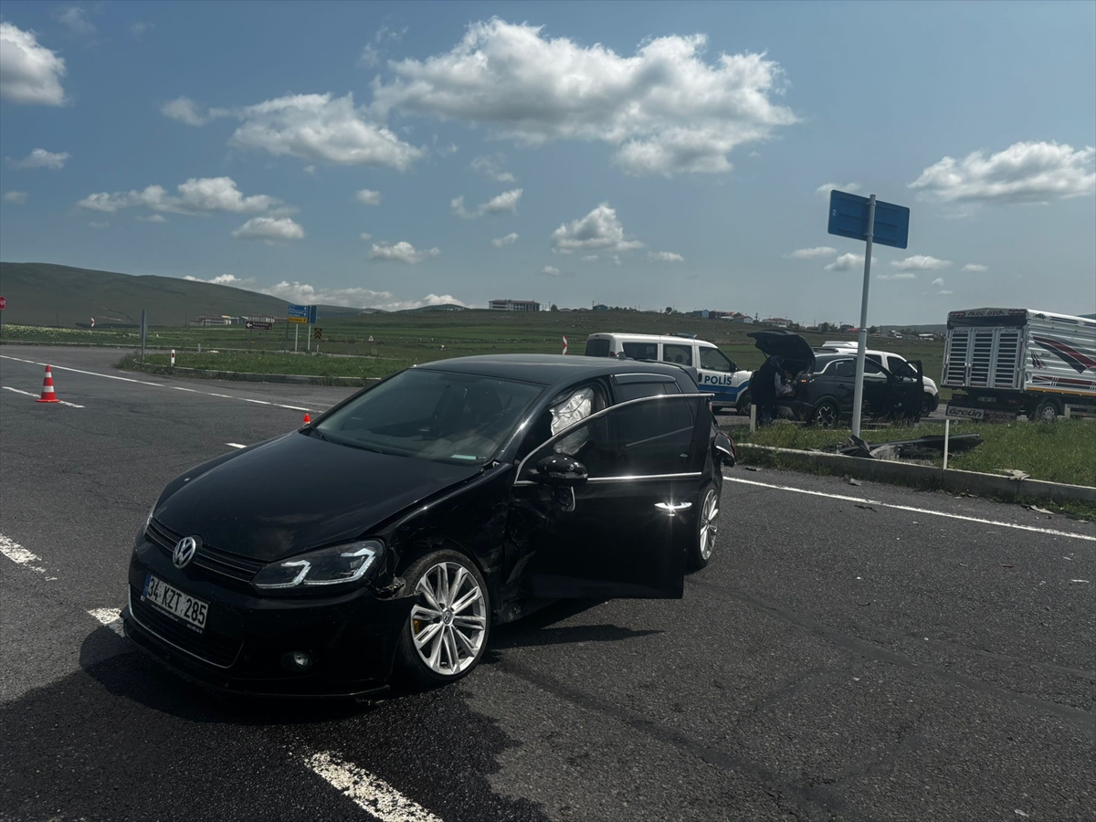 Ardahan'da iki otomobilin çarpıştığı kazada 4 kişi yaralandı