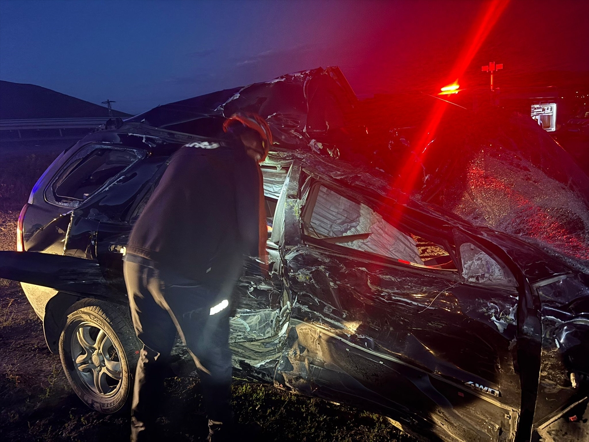 Ardahan'da tır ile aracın çarpıştığı kazada 2 kişi öldü, 2 kişi yaralandı