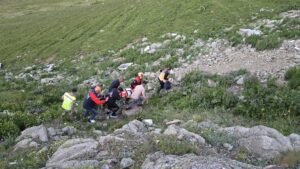 ARDAHAN (AA) – Ardahan'ın Göle ilçesinde uçuruma yuvarlanan otomobildeki 2