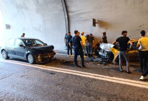 ARTVİN (AA) – Artvin'de tünel içinde iki otomobilin çarpışması sonucu