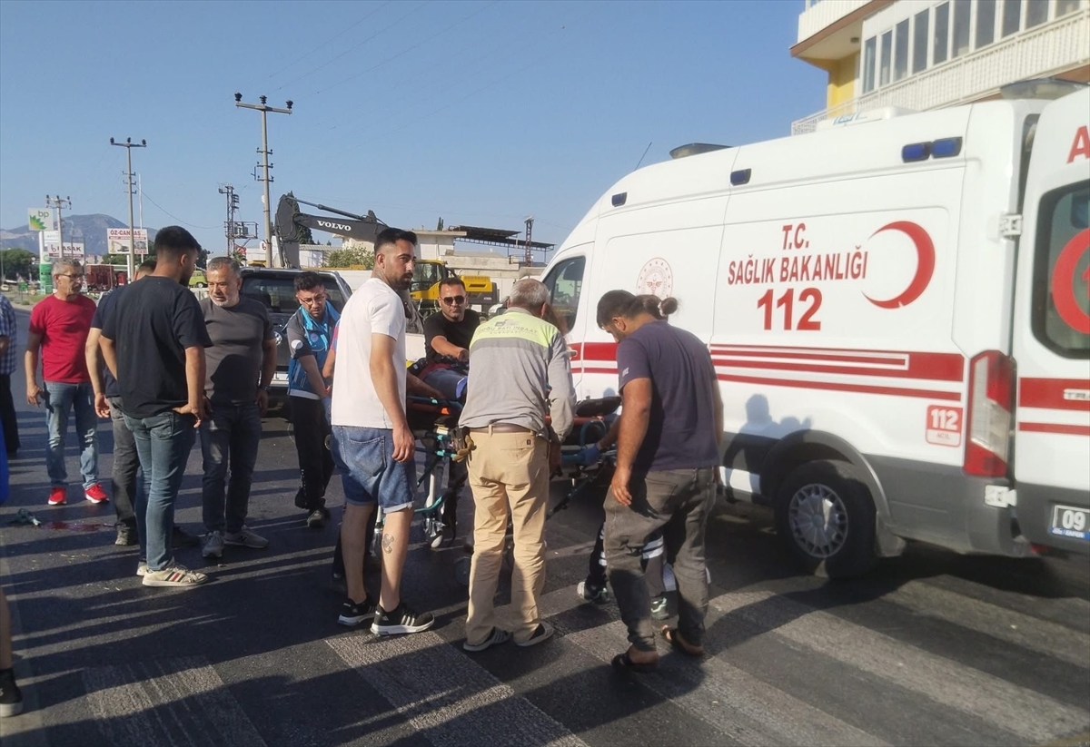 Aydın'da pikapla çarpışan motosikletin sürücüsünün yaralandığı kaza güvenlik kamerasında