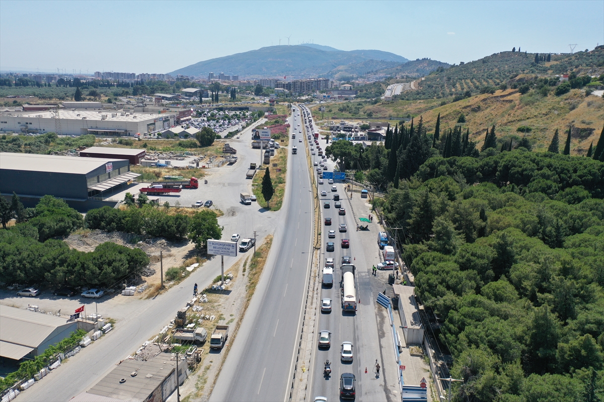 Aydın'da turizm merkezleri güzergahında trafik yoğunluğu yaşandı
