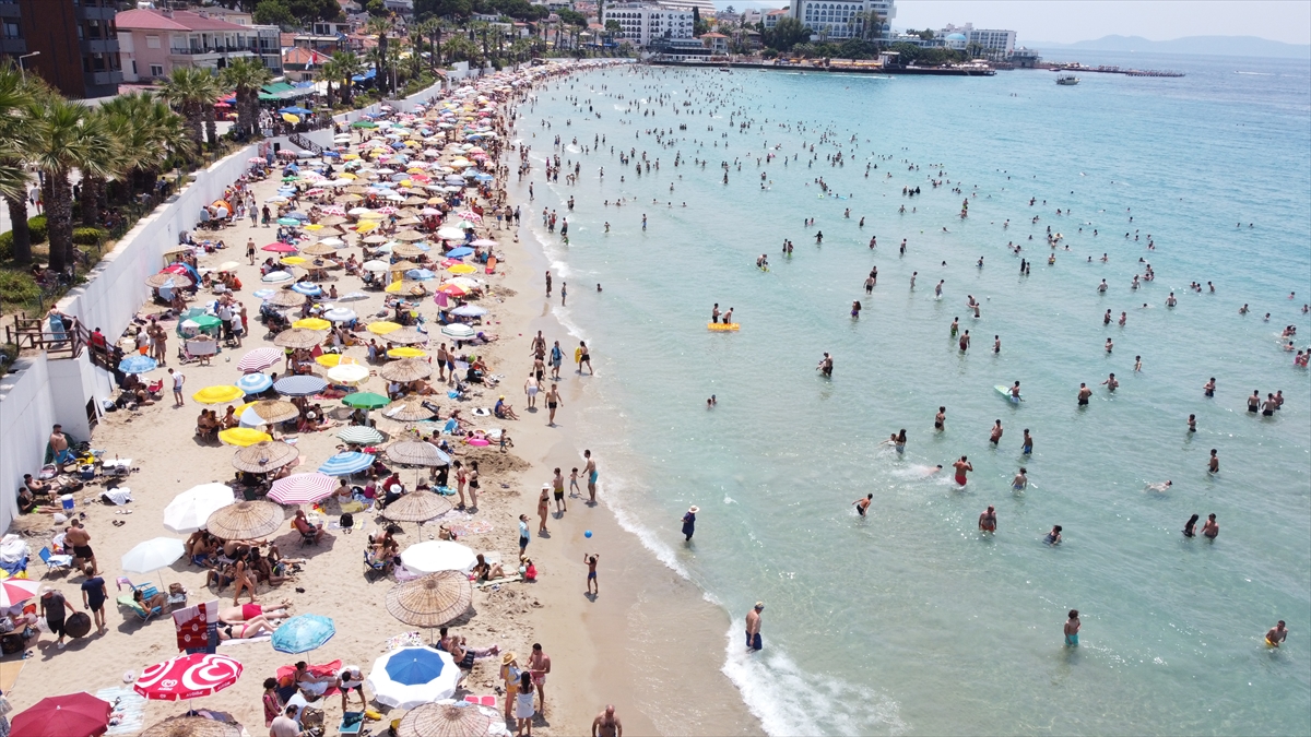 Aydın'ın turistik ilçelerinde bayram yoğunluğu yaşanıyor