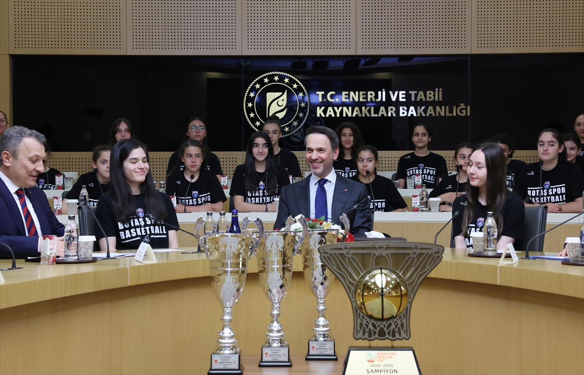Bakan Bayraktar BOTAŞ Spor'un şampiyon sporcularını tebrik etti