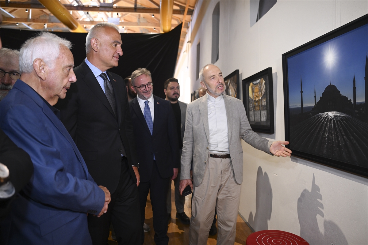 Bakan Ersoy, “Ayasofya Fotoğrafları” kitabının tanıtım programı ve sergisinin açılışına katıldı: