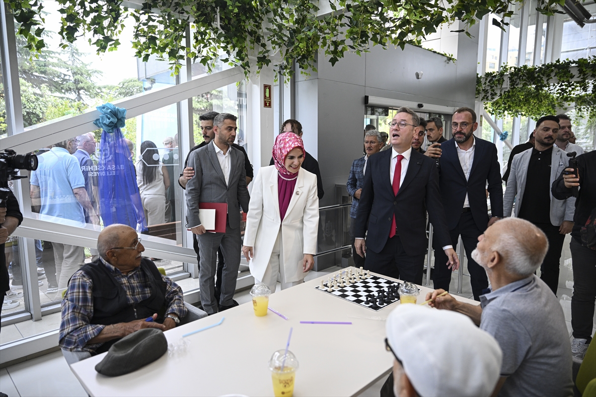 Bakan Göktaş, Başakşehir'deki “Bizim Çınarlar Yaşam Merkezi”nin açılışına katıldı: