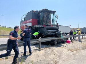 BALIKESİR (AA) – Balıkesir'in Altıeylül ilçesinde biçerdöverle çarpışan otomobildeki 2