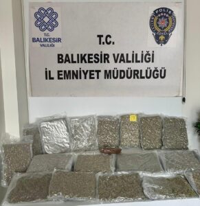 BALIKESİR (AA) – Balıkesir'de polis ekiplerince düzenlenen uyuşturucu operasyonunda 3