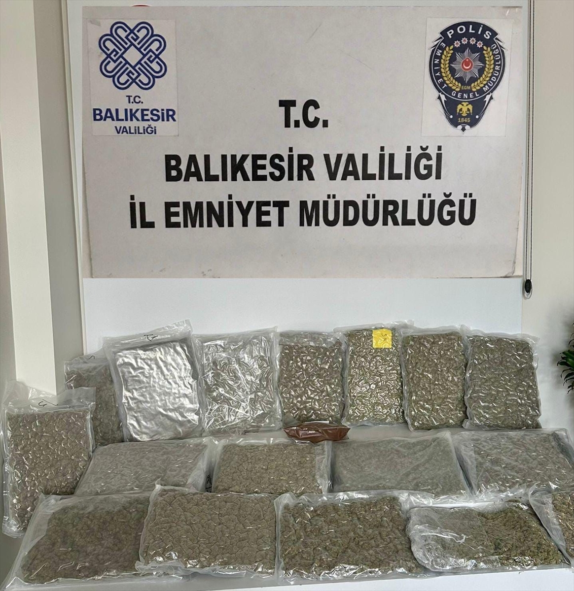 Balıkesir'de düzenlenen uyuşturucu operasyonunda 3 zanlı yakalandı