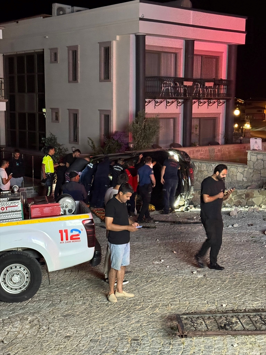 Balıkesir'de otomobilin büfe ile otelin duvarına çarptığı kazada bir kişi öldü, bir kişi yaralandı