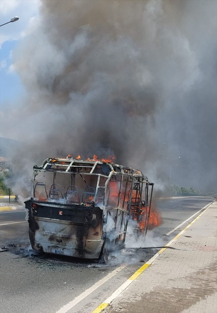 Balıkesir'de yolcu minibüsü yandı