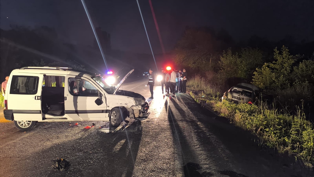 Bartın'da otomobil ile hafif ticari araç çarpıştı, 8 kişi yaralandı