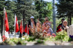 ANKARA (AA) – Ankara'da Kurban Bayramı arifesinde şehitliklerde ziyaretçi yoğunluğu